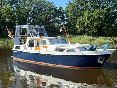 motorjacht op rustig water