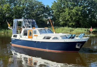 motorjacht op rustig water