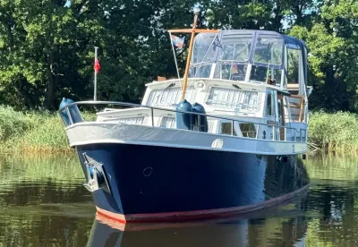 motorjacht op rustig water, vooraanzicht