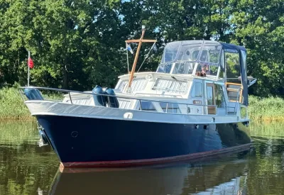 motorjacht op rustig water