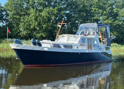 kruiser op stil water met bomen op achtergrond