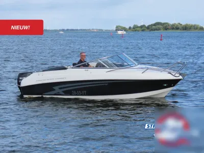 motorboot op het water