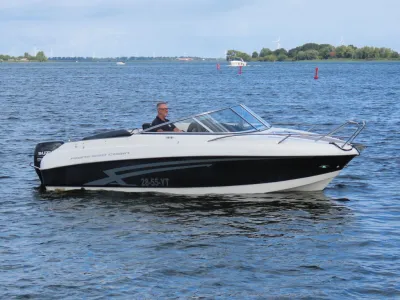 motorboot op open water met bestuurder