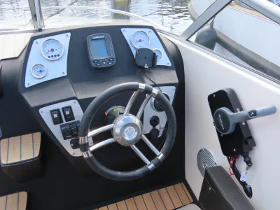 stuurconsole en dashboard van een kleine boot