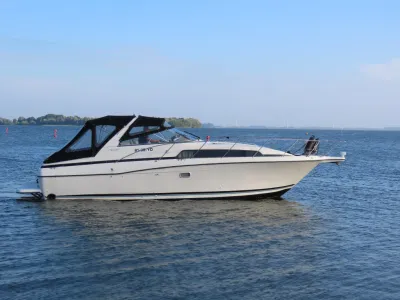 motorboot op open water met cabine