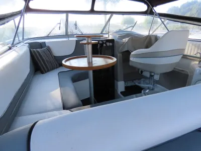 interieur met zitgedeelte en stuurconsole