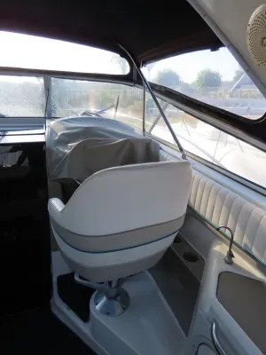 zitstoel en cockpitinterieur van boot