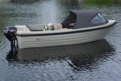 sloep op rustig water met cabriokap