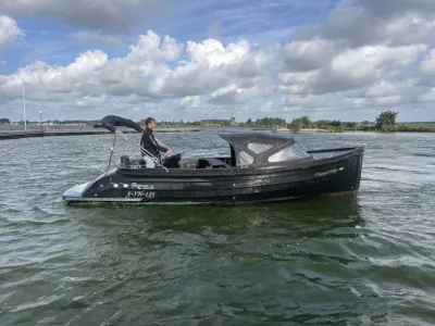 donkere tender in het water met stuurman