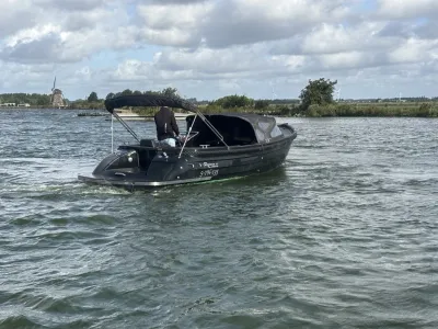zwarte tender op open water