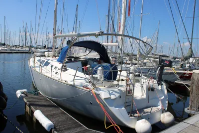 zeiljacht in drukke jachthaven