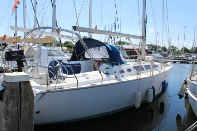 zeiljacht afgemeerd in een jachthaven