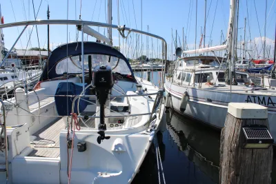 jachthaven met aangemeerde zeilboten