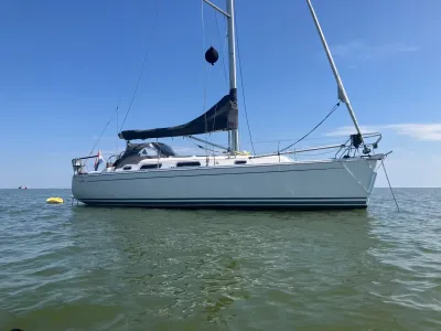 zeiljacht zijaanzicht op anker