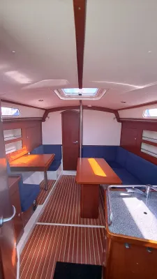 kajuit met tafel en zitbanken