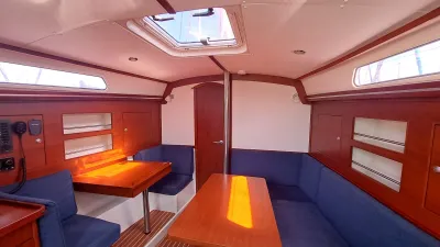 kajuit interieur met zithoek en tafel
