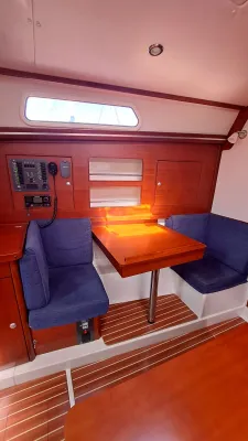 kajuit met dinette en tafel