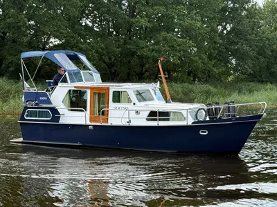 motorboot op binnenwater met groene oever