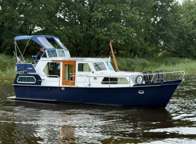 motorboot op binnenwater met groene oever
