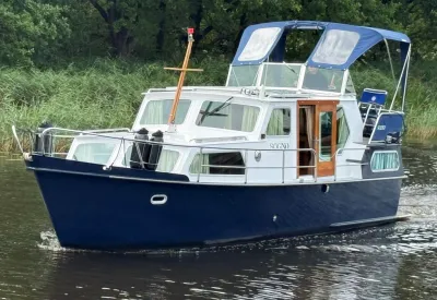 motorjacht op rustig water