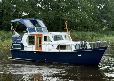 motorjacht op rustige rivier