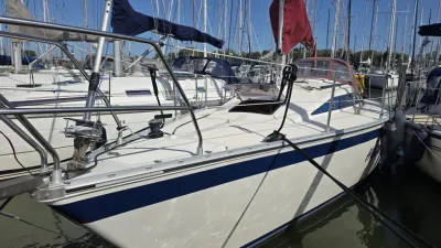 zeilboot in ligplaats bij jachthaven