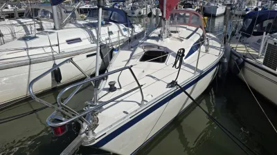 zeiljacht afgemeerd in jachthaven