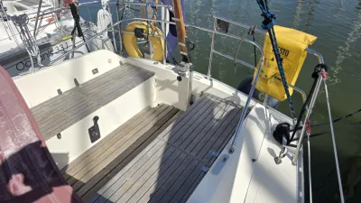 cockpit en achterdek van zeiljacht
