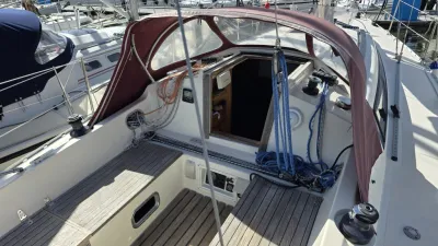 Cockpit van zeiljacht met kap en lijnen