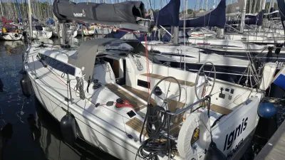 zeiljacht afgemeerd in een jachthaven