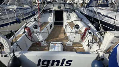 cockpit van zeilboot in jachthaven