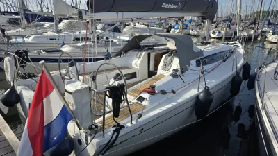 zeiljacht in volle jachthaven