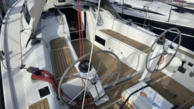 cockpit van zeiljacht met twee stuurwielen