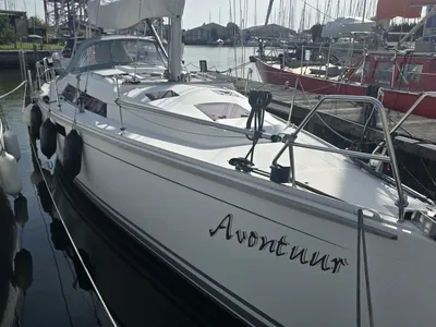zeiljacht aangemeerd in jachthaven