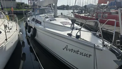zeiljacht afgemeerd in de haven