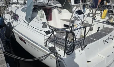 zeiljacht afgemeerd in jachthaven