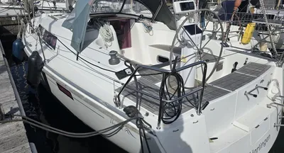 zeiljacht aangemeerd in haven