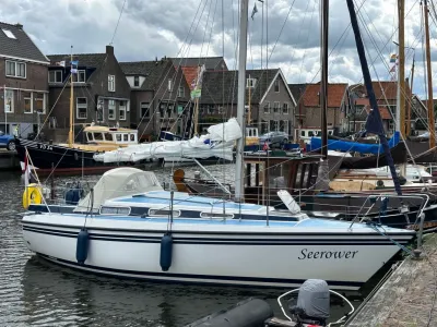 zeiljacht in haven met huizen op achtergrond