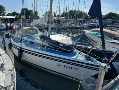 zeiljacht aangemeerd in jachthaven