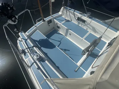 cockpit van zeiljacht met blauwe antislipmatten