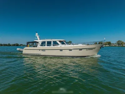motorjacht varend op open water