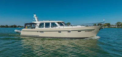 motorjacht varend op open water