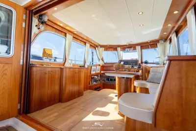 interieur motorjacht met houten afwerking