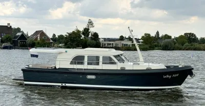 motorjacht zijaanzicht op water