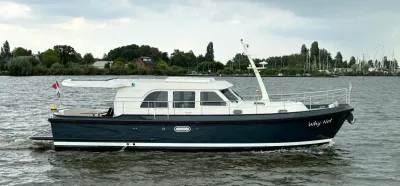 motorjacht varend op rivier