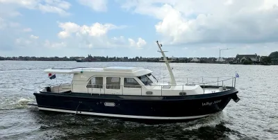motorjacht op water bij bewolkte lucht