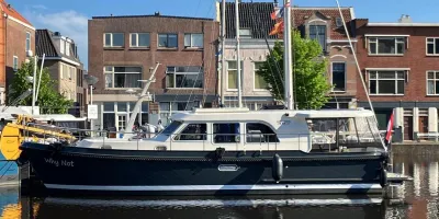 motorjacht aangemeerd in stadshaven