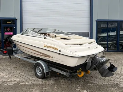 open motorboot op trailer bij gebouw