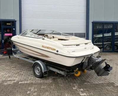 open motorboot op trailer bij gebouw