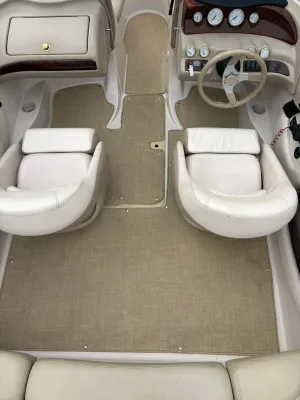 interieur kuip met stoelen en stuur